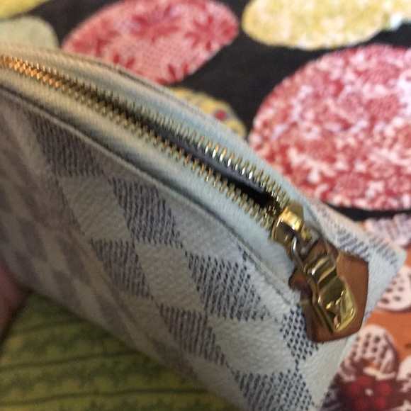 Louis Vuitton Damier Azur Cosmetic Case - Picture 4 of 14